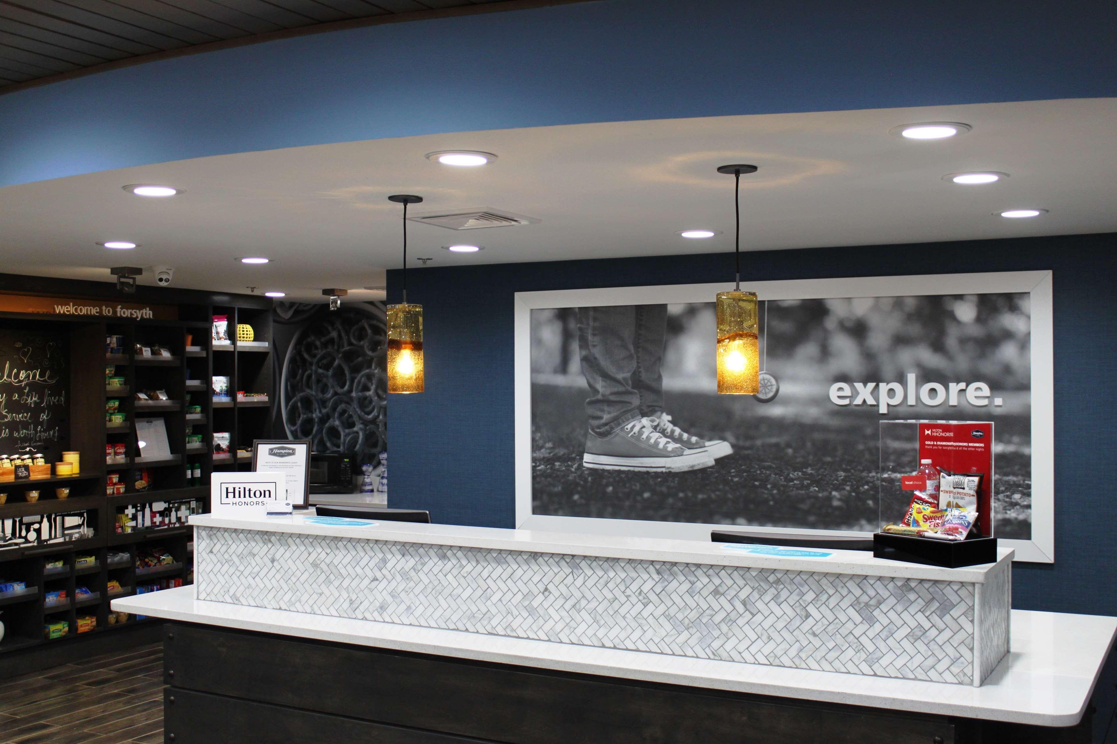 Hampton Inn Форсайт Екстер'єр фото